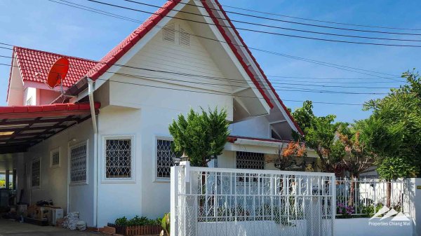 3 Bedroom House With A Large High Ceiling Open Living Room And Mountain Views