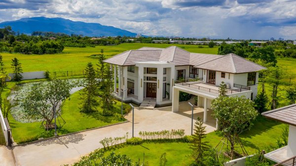Spacious 7‑Bedroom Luxury Villa With Private Pool In Saraphi