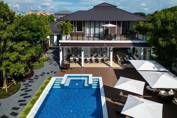 Hang Dong Luxury Living: A 5-Bedroom Villa in World Club Land