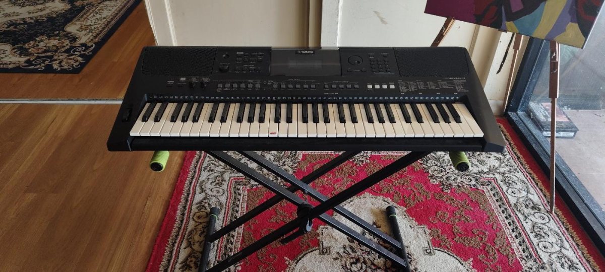 Piano Yamaha PSR-E463 electronic portable keyboard.