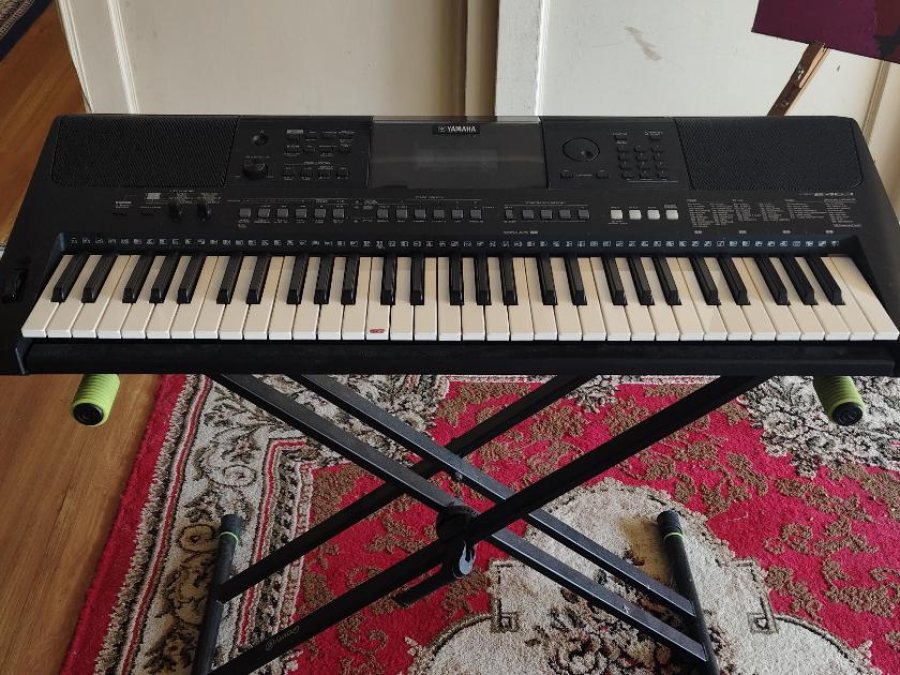 Piano Yamaha PSR-E463 electronic portable keyboard.