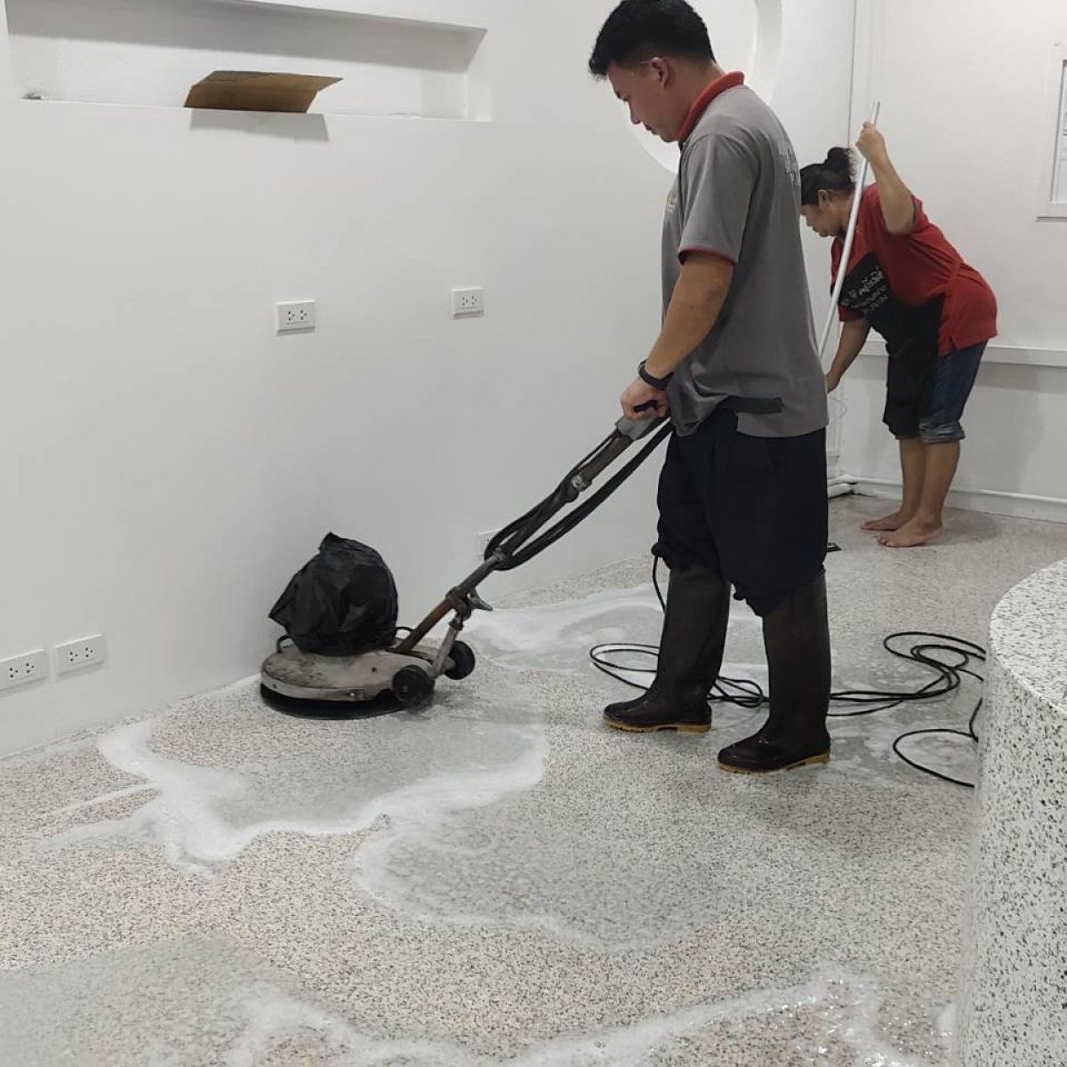 Floor scrubbing machine